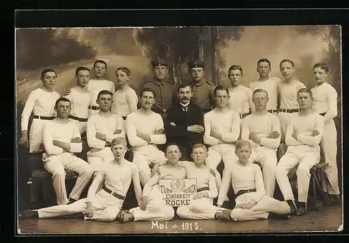 Foto-AK Röcke b. Bückeburg, Gruppenaufname der Mitglieder des Turnvereins Einigkeit, 1915