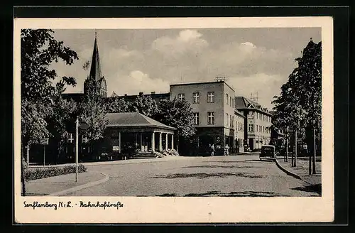 AK Senftenberg /N.-L., Partie in der Bahnhofstrasse mit Blick auf Kirche