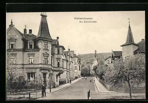 AK Waltershausen, Partie in der Schillerstrasse, mit Kolonialwarengeschäft