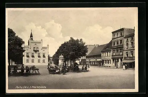 AK Peitz /N.-L., Marktplatz mit Geschäften und Litfasssäule