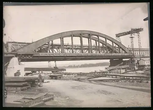 Fotografie Ansicht Wien-Floridsdorf, Brückenbau Kaiser Franz Joseph Brücke, Traverse wird mit Kleinbahn angeliefert