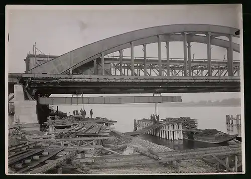 Fotografie Ansicht Wien-Floridsdorf, Brückenbau Kaiser Franz Joseph Brücke, Traverse wird mit Kettenzügen gehoben
