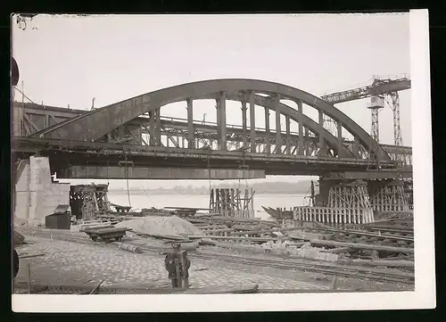 Fotografie Ansicht Wien-Floridsdorf, Brückenbau Kaiser Franz Joseph Brücke, Traverse wird über Stützpfeilern eingezogen
