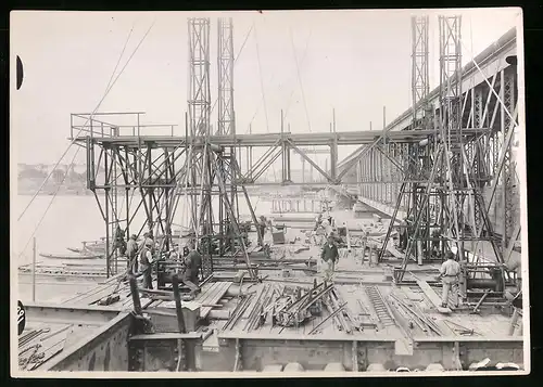 Fotografie Ansicht Wien-Floridsdorf, Brückenbau Kaiser Franz Joseph Brücke, Bauarbeiter bauen einen Laufkran auf