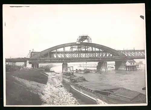 Fotografie Ansicht Wien-Floridsdorf, Brückenbau Kaiser Franz Joseph Brücke, Hilfspfeiler werden mit Ponton abgebaut