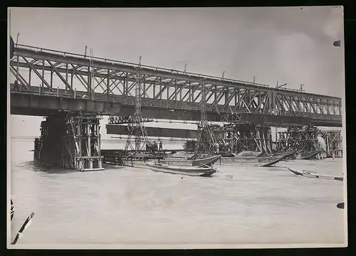 Fotografie Ansicht Wien-Floridsdorf, Brückenbau Kaiser Franz Joseph Brücke, Ponton's mit Kran ziehen Träger hoch