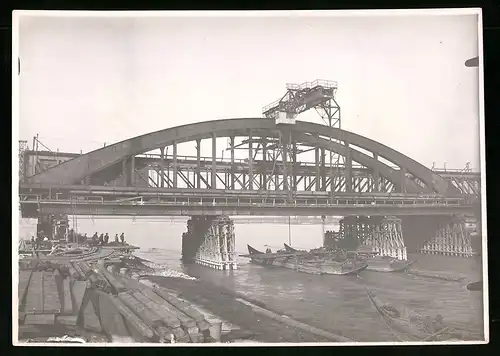 Fotografie Ansicht Wien-Floridsdorf, Brückenbau Kaiser Franz Joseph Brücke, Bogenkonstruktion & Querkran über Ponton