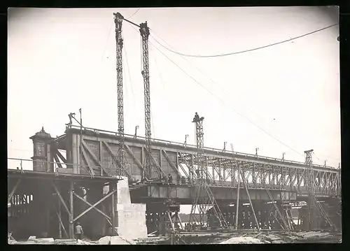 Fotografie Ansicht Wien-Floridsdorf, Brückenbau Kaiser Franz Joseph Brücke, Arbeiter montieren Kettenzug auf d. Laufkran