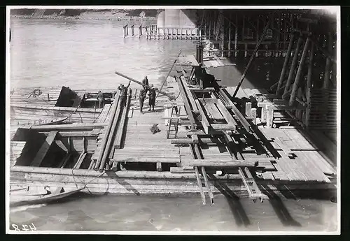 Fotografie Ansicht Wien-Floridsdorf, Brückenbau Kaiser Franz Joseph Brücke, Unterkonstruktion wird auf Ponton montiert