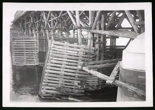 Fotografie Ansicht Wien-Floridsdorf, Brückenbau Kaiser Franz Joseph Brücke, Eisbrecher der Hilfspfeiler wurde verschoben