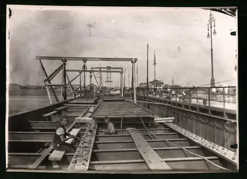 Fotografie Ansicht Wien-Floridsdorf, Brückenbau Kaiser Franz Joseph Brücke, Arbeiter vernieten Längsträger