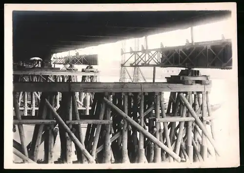Fotografie Ansicht Wien-Floridsdorf, Brückenbau Kaiser Franz Joseph Brücke, Eisenträger werden auf Gerüst gesetzt
