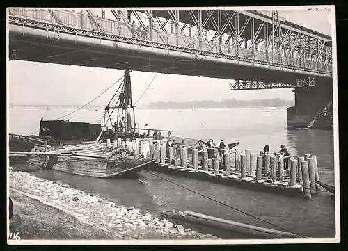 Fotografie Ansicht Wien-Floridsdorf, Brückenbau Kaiser Franz Joseph Brücke, Ponton mit Ramme setzt Gerüst-Pfeiler