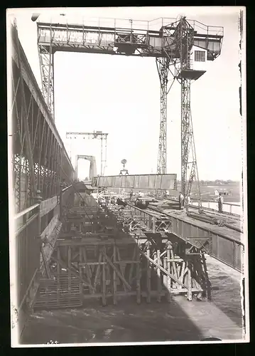 Fotografie Ansicht Wien-Floridsdorf, Brückenbau Kaiser Franz Joseph Brücke, Kran hebt Längsträger der Unterkonstruktion