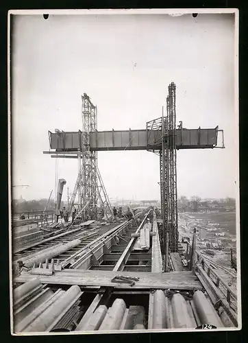 Fotografie Ansicht Wien-Floridsdorf, Brückenbau Kaiser Franz Joseph Brücke, Querkran für Bogenmontage wird aufgebaut