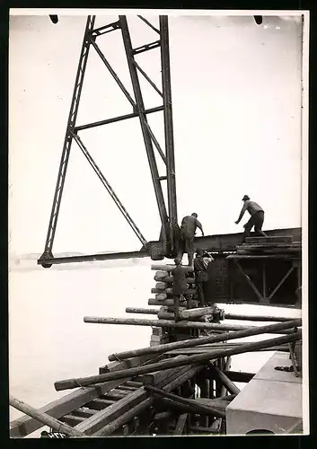 Fotografie Ansicht Wien-Floridsdorf, Brückenbau Kaiser Franz Joseph Brücke, Arbeiter sichern entgleisten Laufkran