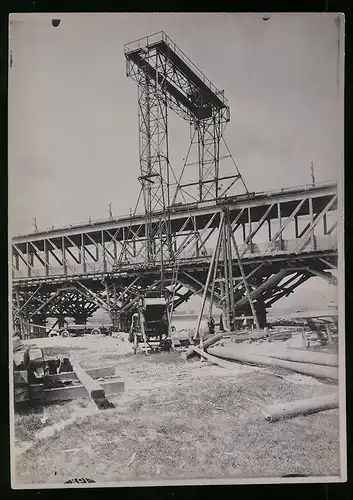 Fotografie Ansicht Wien-Floridsdorf, Brückenbau Kaiser Franz Joseph Brücke, Kran zum Aufbau der Brückenbogen
