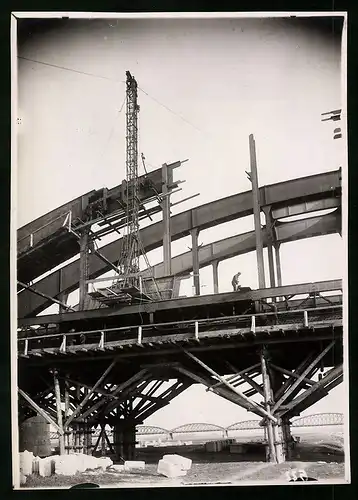 Fotografie Ansicht Wien-Floridsdorf, Brückenbau Kaiser Franz Joseph Brücke, Arbeiter vernieten einen Brückenbogen