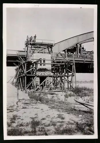 Fotografie Ansicht Wien-Floridsdorf, Brückenbau Kaiser Franz Joseph Brücke, Demontage Laufkran am fertigen Treppenhaus