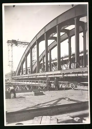 Fotografie Ansicht Wien-Floridsdorf, Brückenbau Kaiser Franz Joseph Brücke, Kran und fertige Bogenkonstruktion