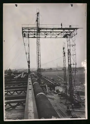 Fotografie Ansicht Wien-Floridsdorf, Brückenbau Kaiser Franz Joseph Brücke, Arbeiter montieren einen Laufkran