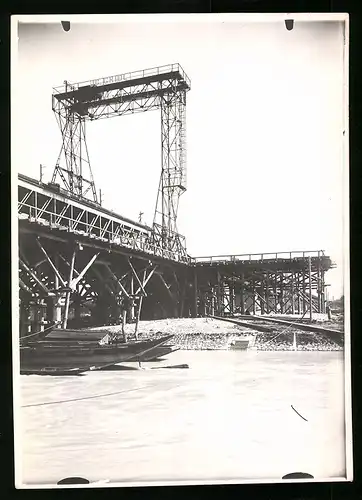 Fotografie Ansicht Wien-Floridsdorf, Brückenbau Kaiser Franz Joseph Brücke, Kran-Skelett neben Montagegerüst