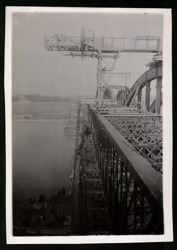 Fotografie Ansicht Wien-Floridsdorf, Brückenbau Kaiser Franz Joseph Brücke, Kranausleger wird verlängert