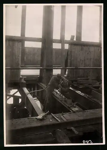 Fotografie Ansicht Wien-Floridsdorf, Brückenbau Kaiser Franz Joseph Brücke, Arbeiter beim vernieten von Querträgern