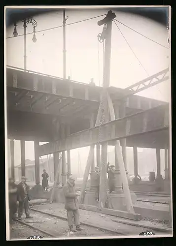 Fotografie Ansicht Wien-Floridsdorf, Brückenbau Kaiser Franz Joseph Brücke, Arbeiter ziehen Träger mit Kettenzug hoch