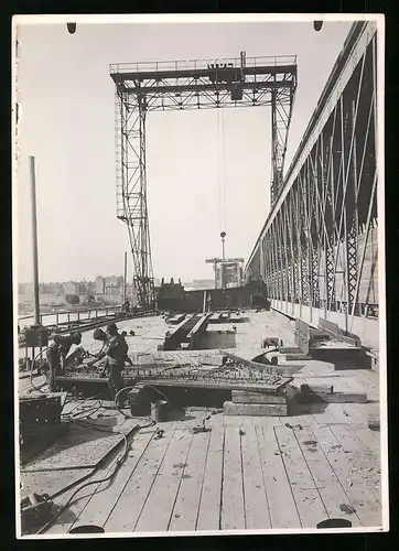 Fotografie Ansicht Wien-Floridsdorf, Brückenbau Kaiser Franz Joseph Brücke, Arbeiter vernieten Bogenelement vor Montage