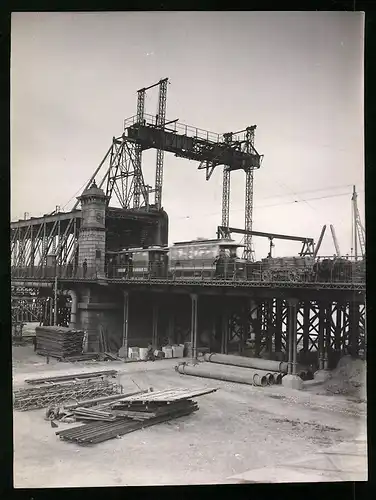 Fotografie Ansicht Wien-Floridsdorf, Brückenbau Kaiser Franz Joseph Brücke, Strassenbahn & Kran-Aufbau