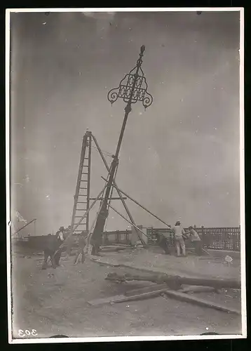 Fotografie Ansicht Wien-Floridsdorf, Brückenbau Kaiser Franz Joseph Brücke, Bauarbeiter richten Laternenmast auf