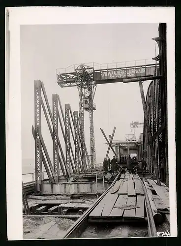 Fotografie Ansicht Wien-Floridsdorf, Brückenbau Kaiser Franz Joseph Brücke, Arbeiter mit Kleinbahn & Kran