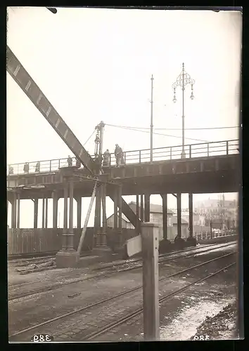 Fotografie Ansicht Wien-Floridsdorf, Brückenbau Kaiser Franz Joseph Brücke, Arbeiter beim Abbruch der alten Brücke
