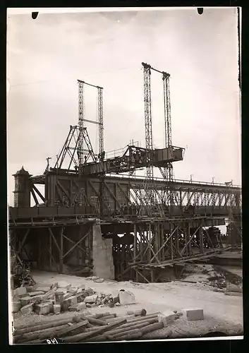 Fotografie Ansicht Wien-Floridsdorf, Brückenbau Kaiser Franz Joseph Brücke, Kranaufbau, Querträger wird positioniert