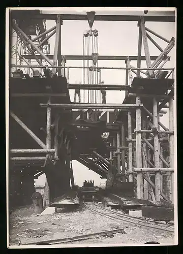 Fotografie Ansicht Wien-Floridsdorf, Brückenbau Kaiser Franz Joseph Brücke, Kleinbahn bringt Material zum Kran