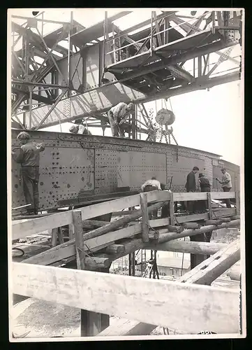 Fotografie Ansicht Wien-Floridsdorf, Brückenbau Kaiser Franz Joseph Brücke, Arbeiter vernieten Bogen-Abschluss