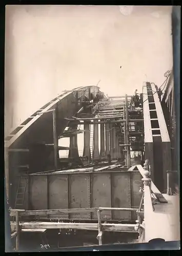 Fotografie Ansicht Wien-Floridsdorf, Brückenbau Kaiser Franz Joseph Brücke, Arbeiter vernieten oberes Bogenelement