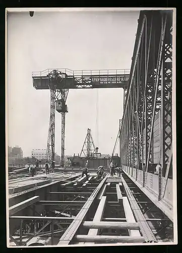 Fotografie Ansicht Wien-Floridsdorf, Brückenbau Kaiser Franz Joseph Brücke, Arbeiter montieren Elemente für Bogenpfosten