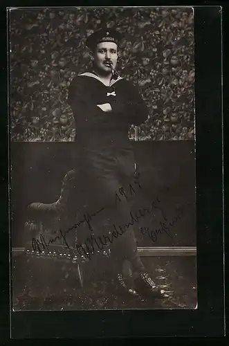 Foto-AK Matrose in Uniform mit Mützenband der Marine-Flieger-Abteilung seine Pfeife rauchend