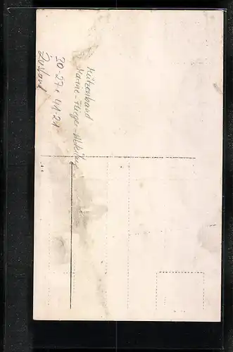 Foto-AK Matrose in Uniform mit Mützenband der Marine-Flieger-Abteilung seine Pfeife rauchend