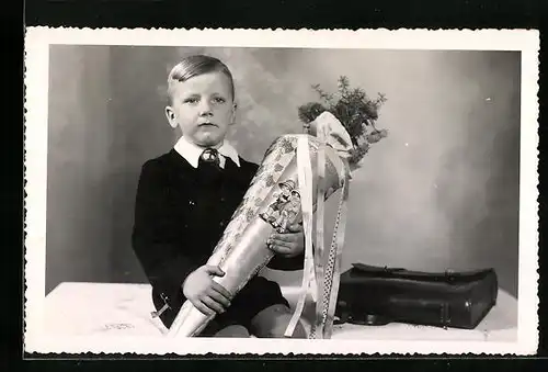 Foto-AK Junge mit Zuckertüte zum Schulanfang