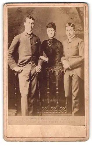 Fotografie unbekannter Fotograf und Ort, Alexandra von Dänemark und Söhne Prinz Albert Victor, Georg V. (König Englands)