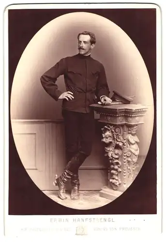 Fotografie Erwin Hanfstaengl, Or tunbekannt, Herzog Eugen von Württemberg in Zivilkleidung mit Sporen an den Schuhen