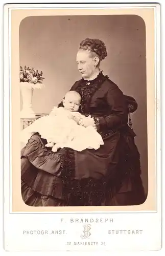 Fotografie F. Brandseph, Stuttgart, Fürstin Wera Konstantinowna Romanowa v. Russland, Karl-Eugen, mit 7 Monaten gestorben