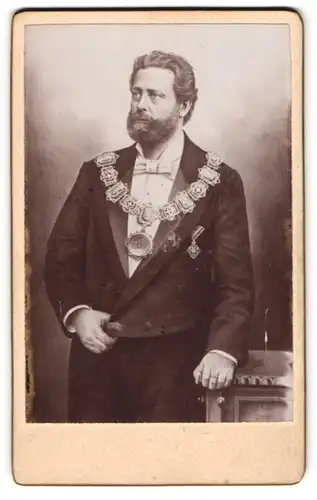 Fotografie A. Filipp, Wien, Portrait Dr. Karl Lueger mit Amtskette, antisemitischer Bürgermeister von Wien