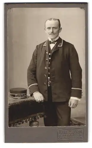 Fotografie Karl Meckes, Ulm, Portrait Herr als Page des Ulmer Hotel Löwe in Dienstuniform mit Schirmmütze