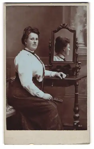 Fotografie Hanns Flixeder, Lambach, Portrait Frau sitzend am Schminktisch mit Spiegelung im Spiegel, Schnapschuss