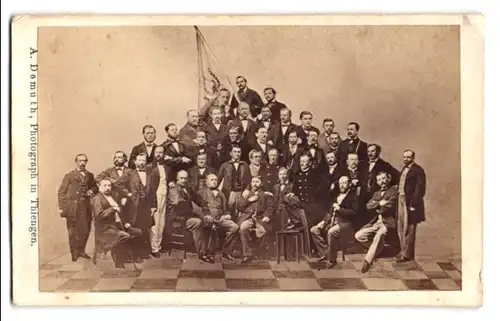 Fotografie A. Demuth, Thiengen, Herren des Sängerbund im Gruppenfoto mit Flagge