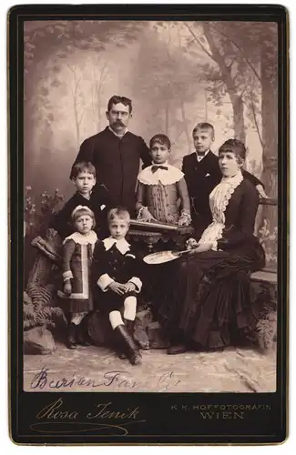 Fotografie Rosa Jenik, Wien, Schauspieler u. Fussballspieler bei Spartag Prag Vlasta Burian mit seiner Familie im Atelier